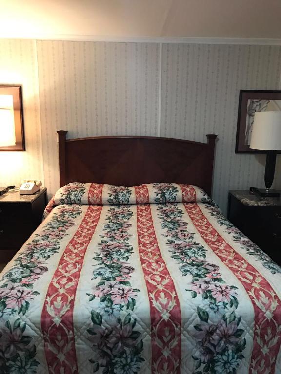 Royale Coach Motor Lodge photo