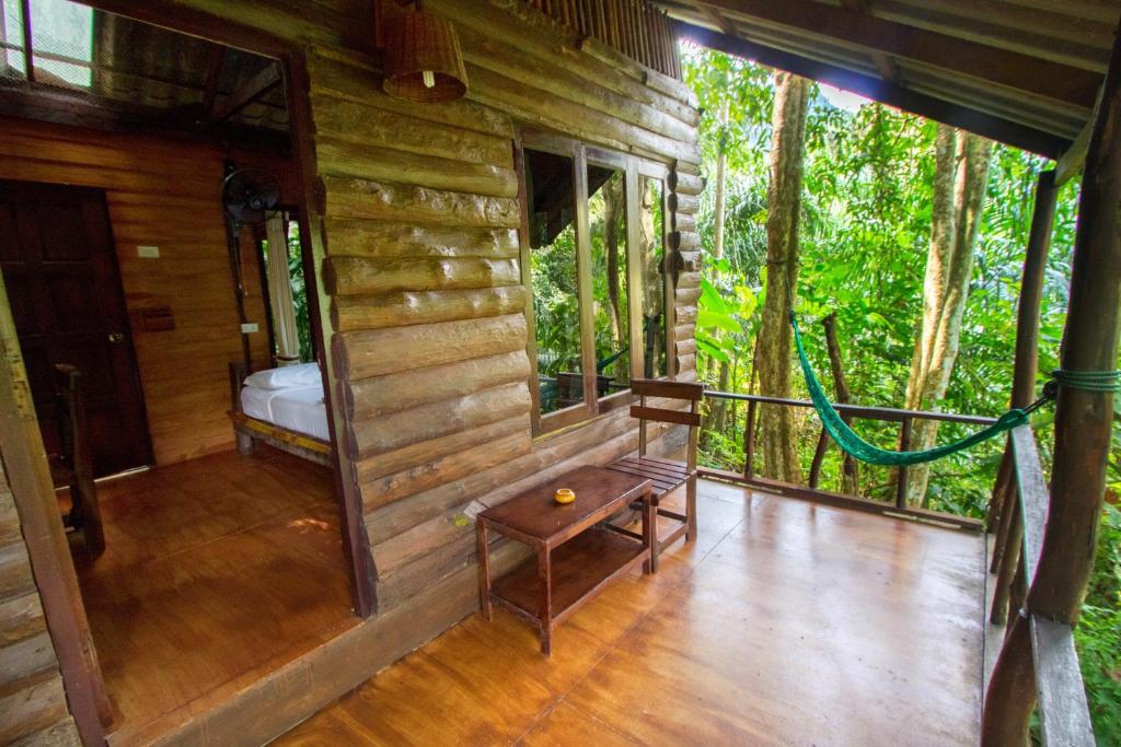 Khao Sok Riverside Cottages ガーデン
