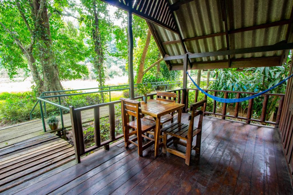 Khao Sok Riverside Cottages ガーデン