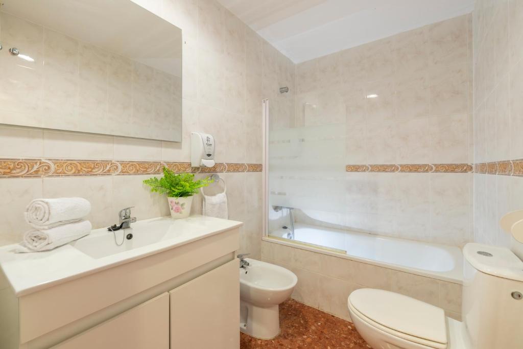 Apartaments Els Llorers — Hotel rooms in Lloret de Mar, Catalonia