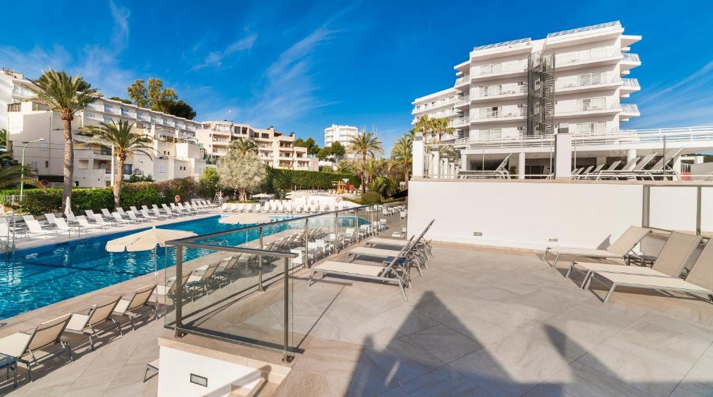 Globales Palmanova — Swimming pool in Palma Nova, Balearic Islands