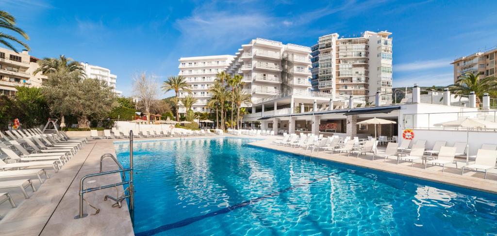Globales Palmanova — Swimming pool in Palma Nova, Balearic Islands