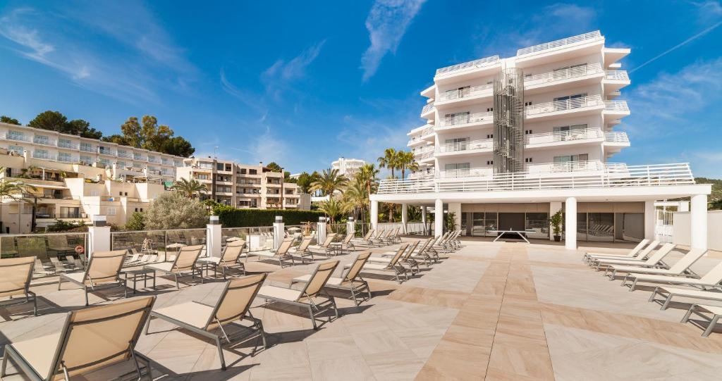 Globales Palmanova — Hotel building in Palma Nova, Balearic Islands