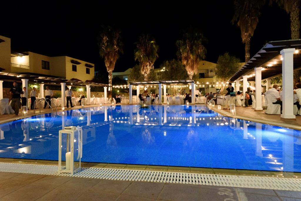 Pefkos Village Resort — Basen in Pefkos, Wyspy Egejskie Południowe