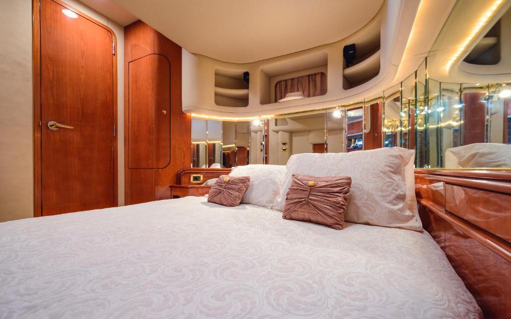 Luxury Yacht Hotel photo