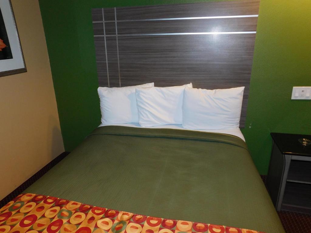 Regency Inn & Suites Beaumont photo
