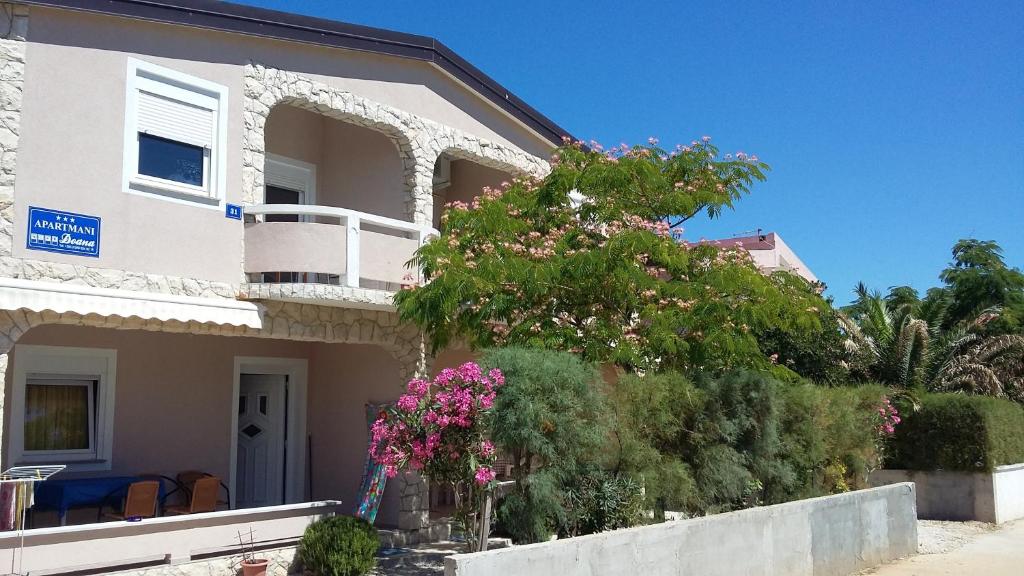 Doana Apartments — Hotel in Vir