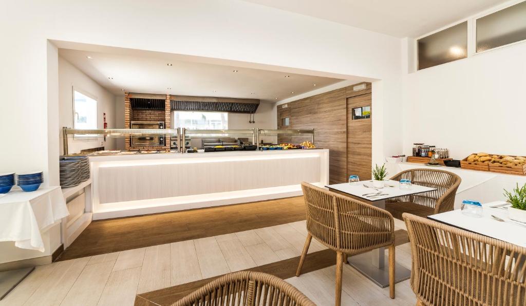 Globales Mediterrani — Hotel rooms in Cala Blanca, Balearic Islands