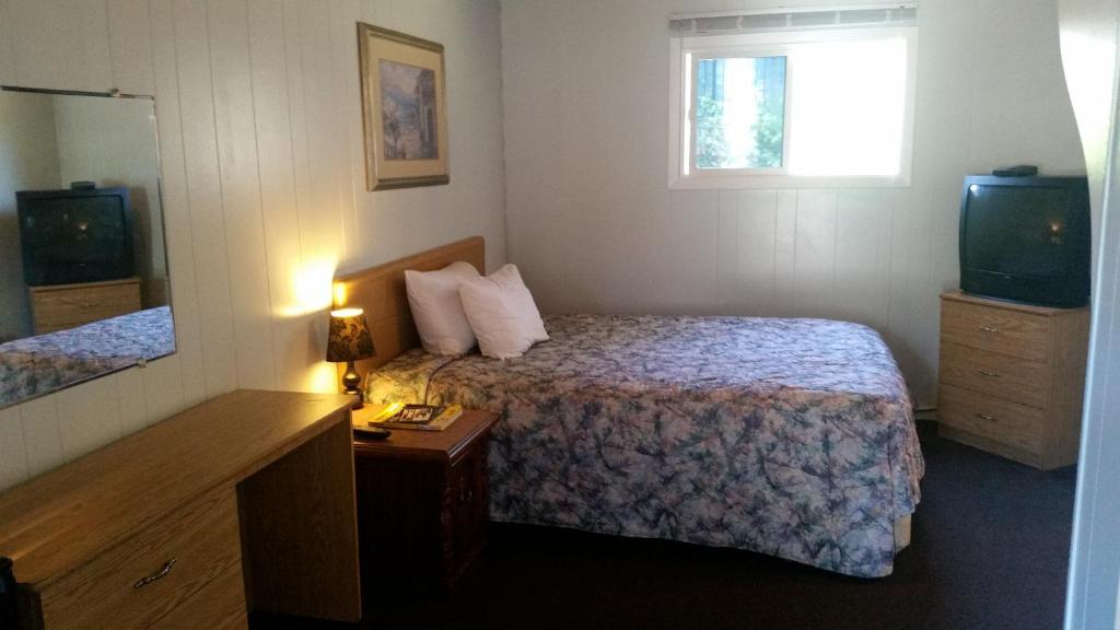 Holiday House Motel — Hotel in Penticton (BC)