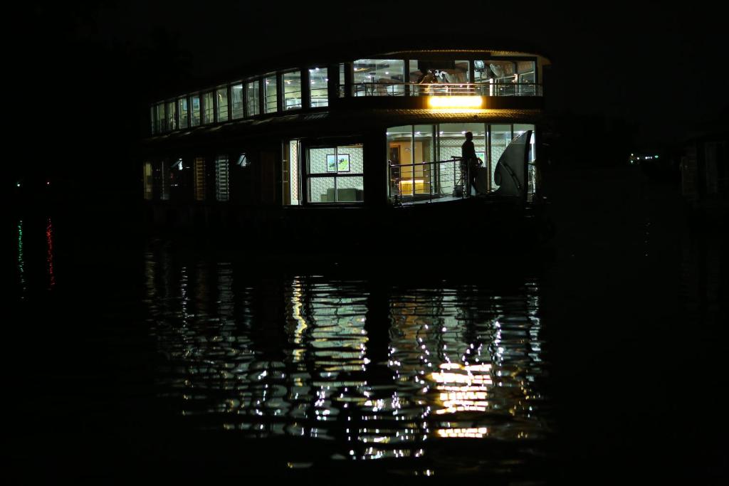 Southern Panorama Houseboats photo