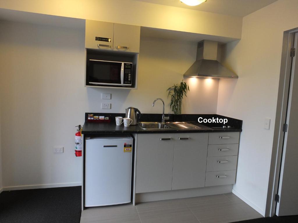 Kitchen, 101 Stars Motel in Christchurch