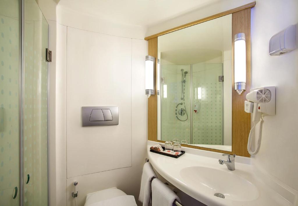 ibis Manado City Center Boulevard photo
