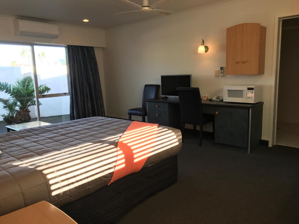 Pacific Harbour Motor Inn photo