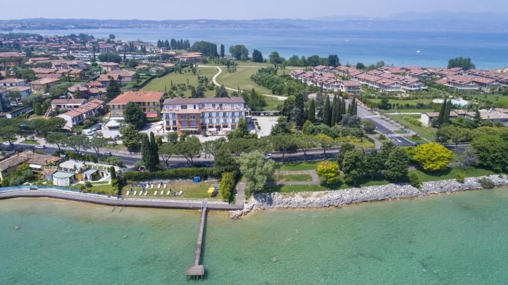 Hotel Mirabello — Hotel building in Sirmione, Lombardy