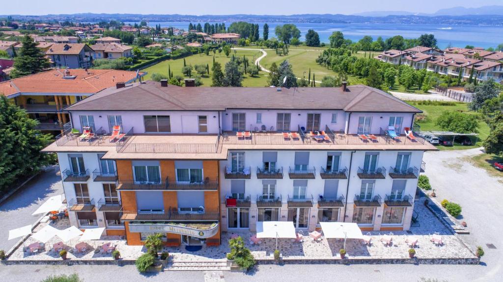 Hotel Mirabello — Hotel building in Sirmione, Lombardy