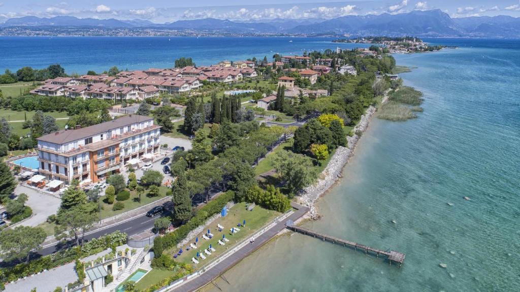 Hotel Mirabello — Beach in Sirmione, Lombardy