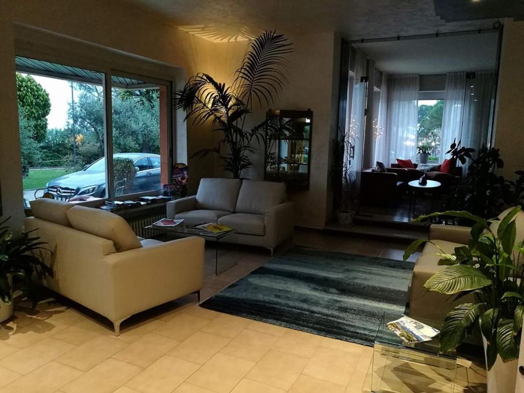 Hotel Mirabello — Hotel rooms in Sirmione, Lombardy