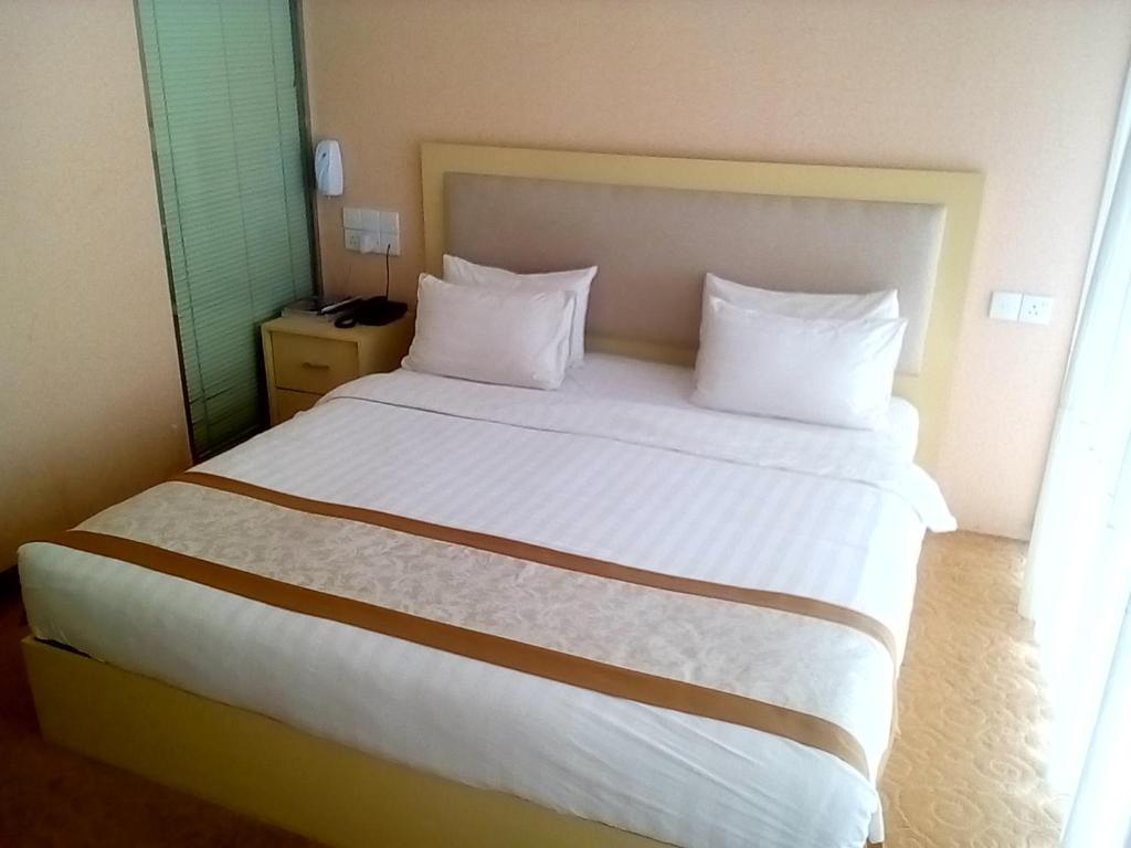Grindlays Regency Hotel photo