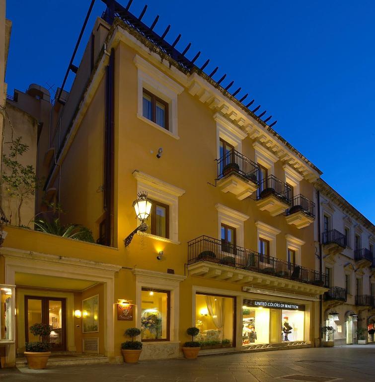Isabella — Hotel building in Taormina, Sicily
