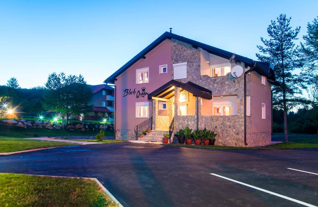 Black Queen Guesthouse — Hotel in Grabovac