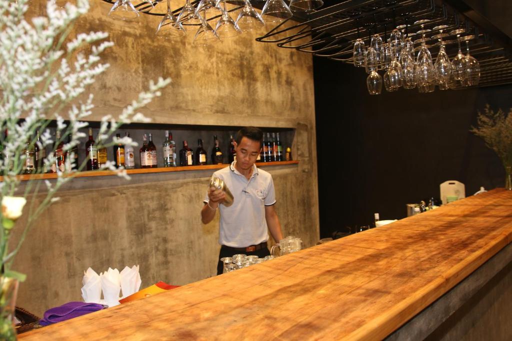 Highly-rated bar