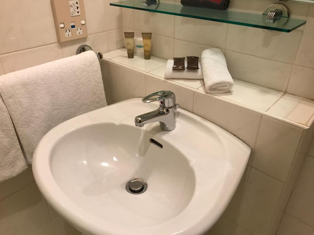 Pacific Harbour Motor Inn photo