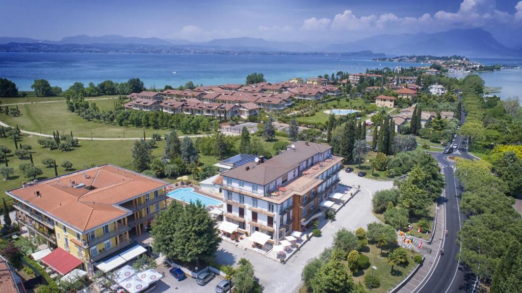 Hotel Mirabello — Hotel building in Sirmione, Lombardy