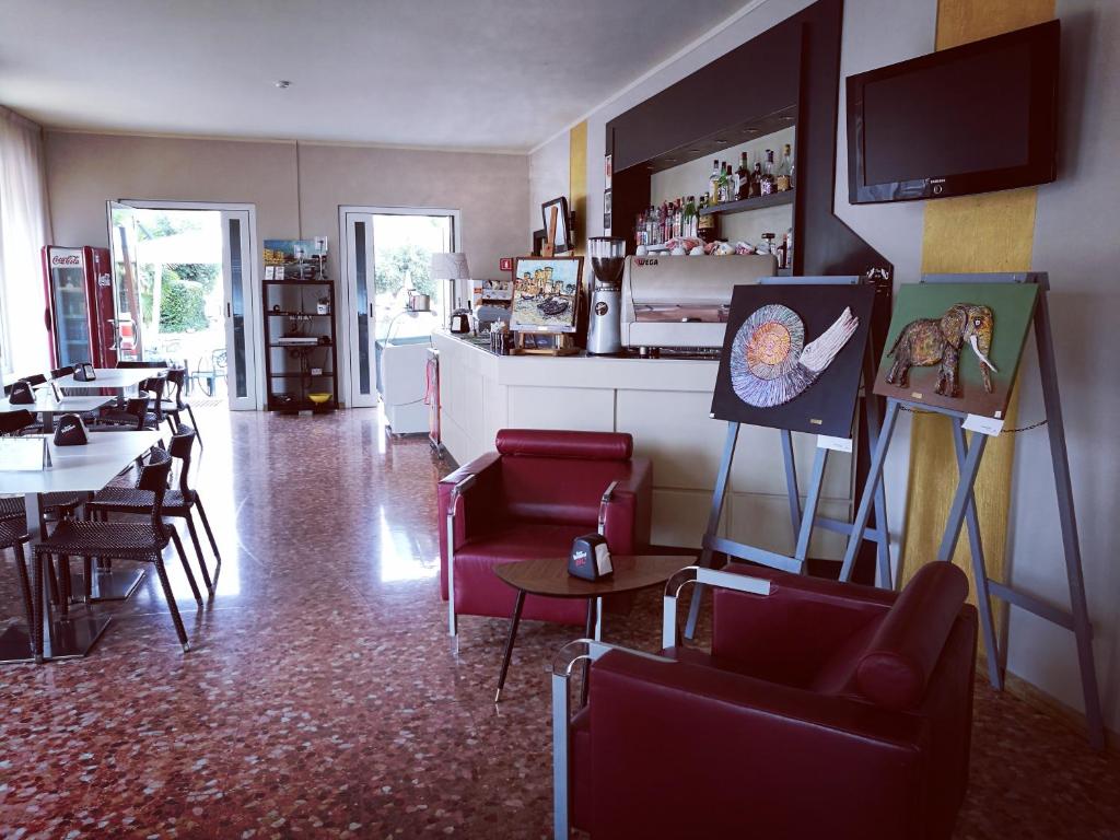 Hotel Mirabello — Restaurant & bars in Sirmione, Lombardy