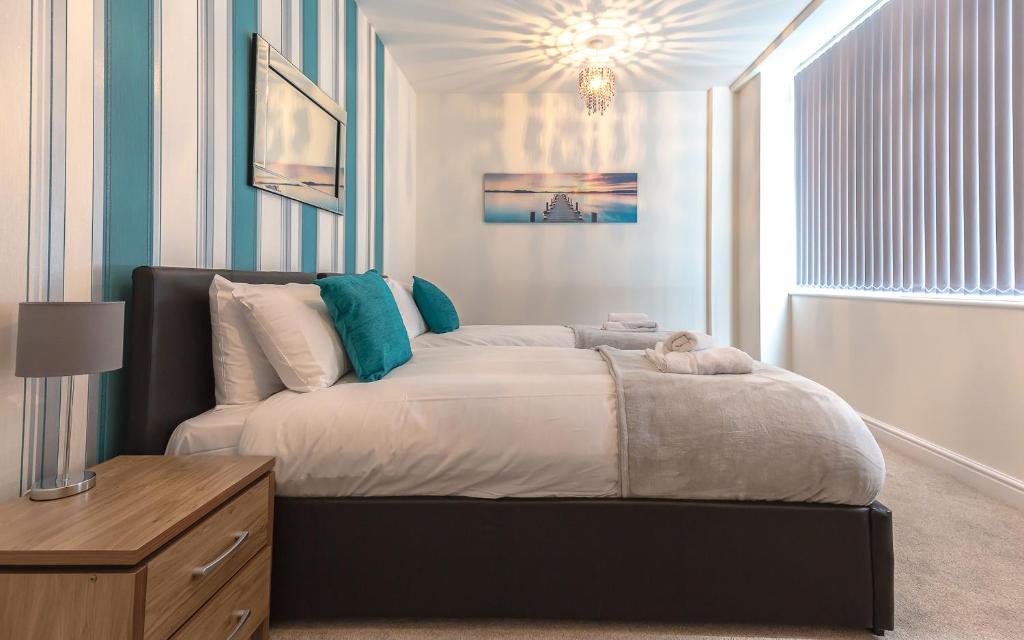 Comfortable Swindon Town Centre Apartments, FREE Parking, sleeps up to 6