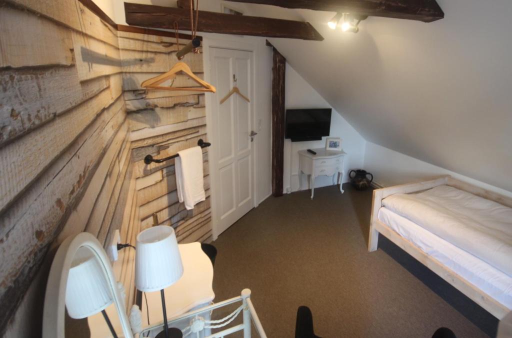 Budget Single Room with Shared Bathroom