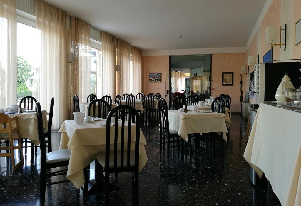 Hotel Mirabello — Restaurant & bars in Sirmione, Lombardy