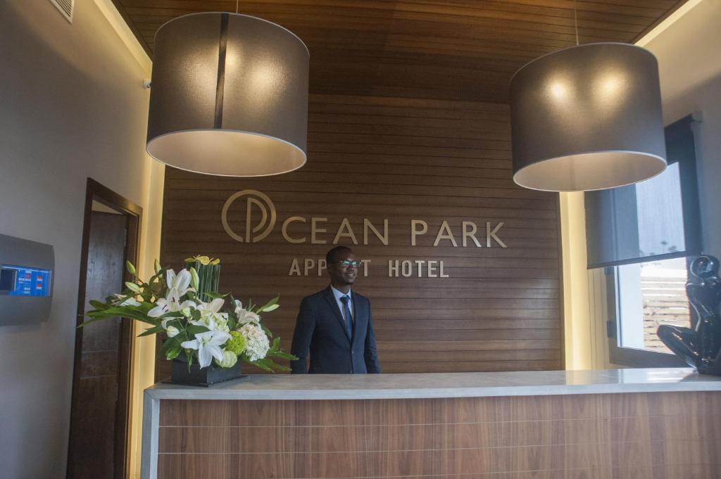 Front desk [24-hour]