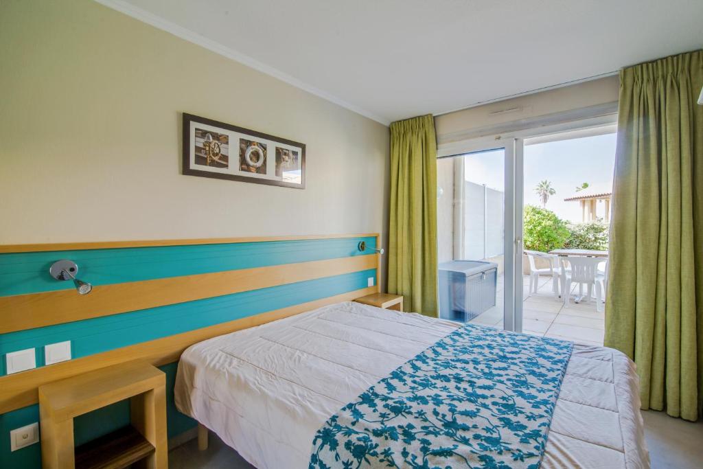 Select One-Bedroom Apartment (4 People)