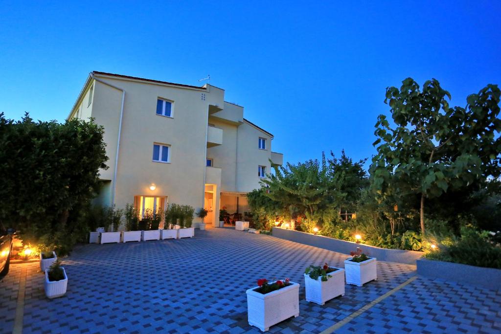 Apartments &amp; rooms Stella Adriatica — Hotel in Murter