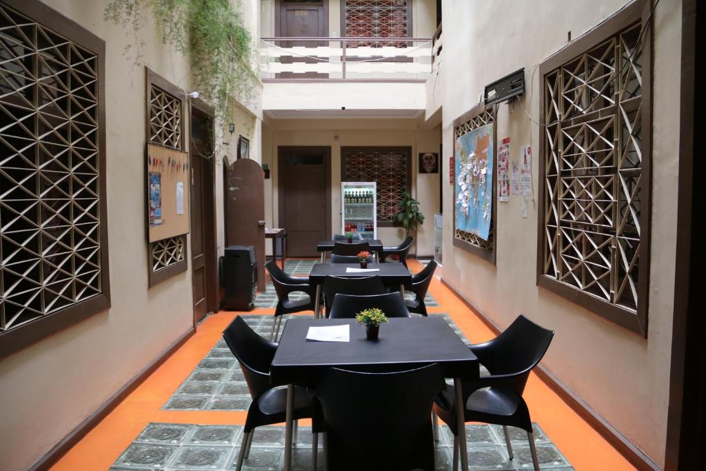 Shared lounge/TV area, Check Inn Bed and Breakfast in Cuenca