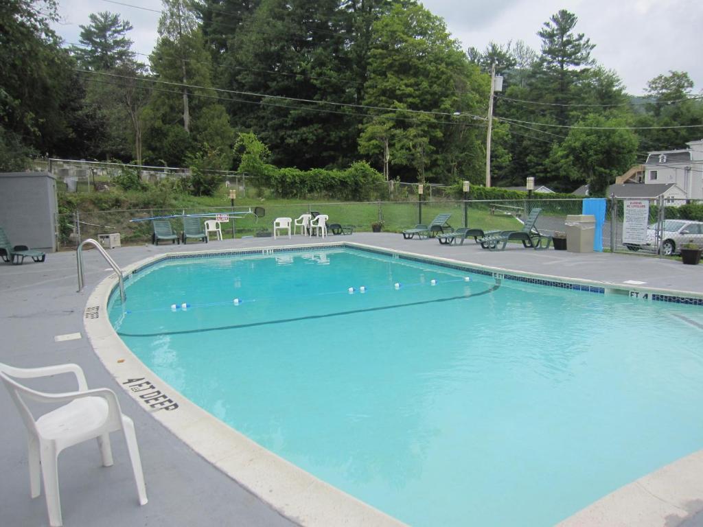 Howard Johnson By Wyndham Lake George Photo 4