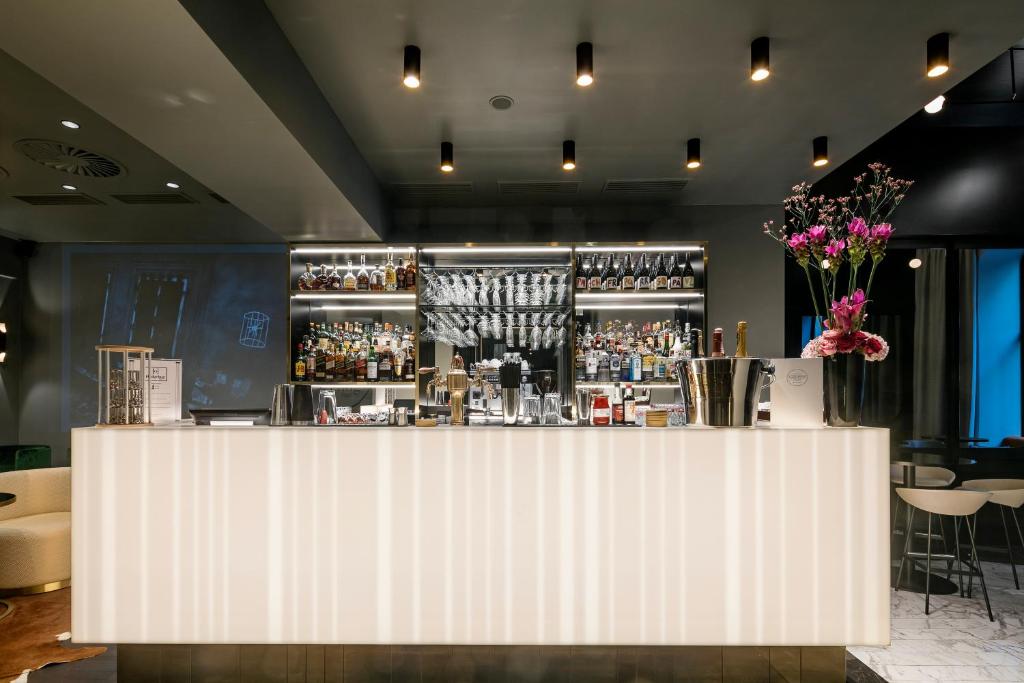 Highly-rated bar