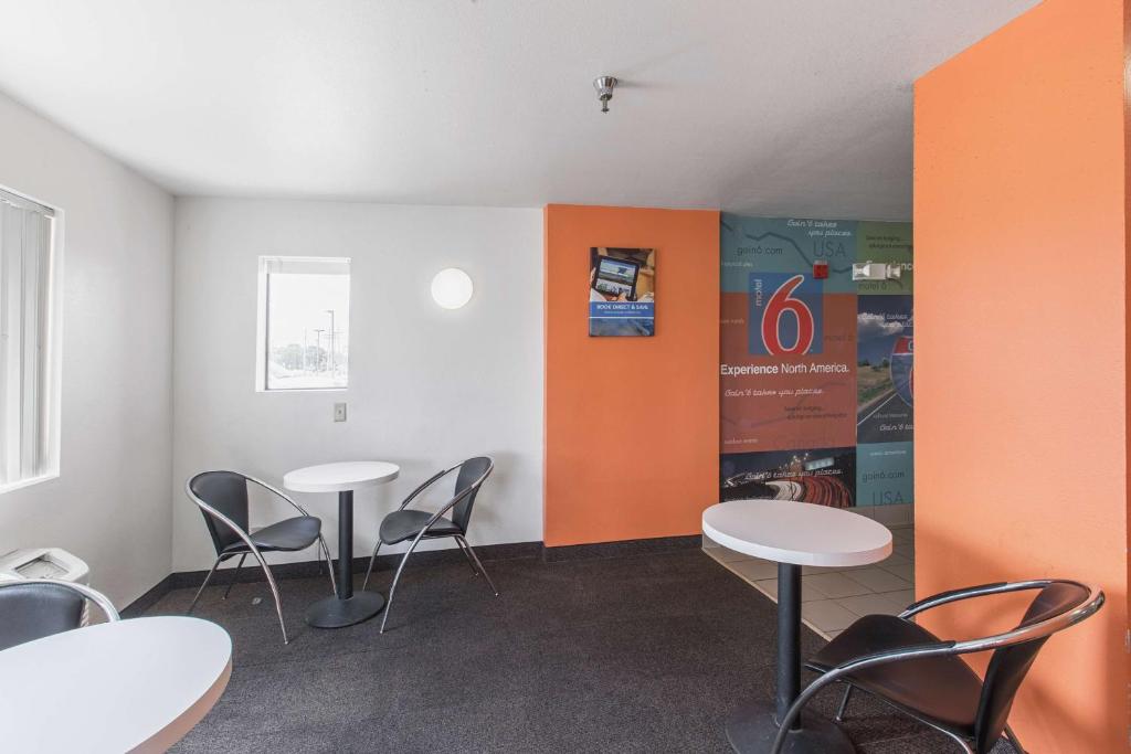 Motel 6 Omaha - Central photo