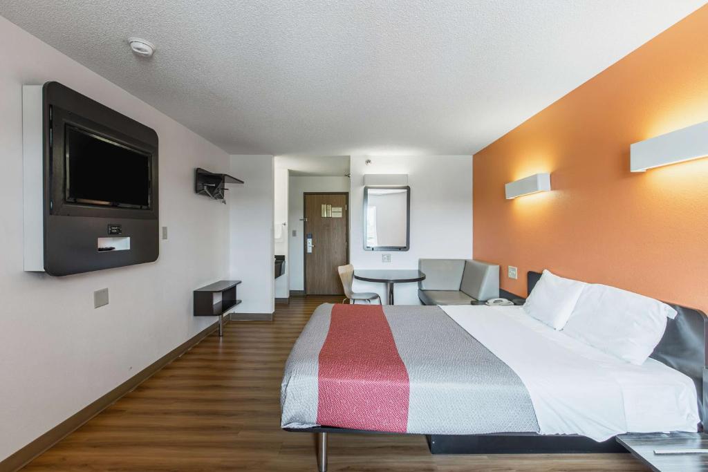 Motel 6 Omaha - Central photo
