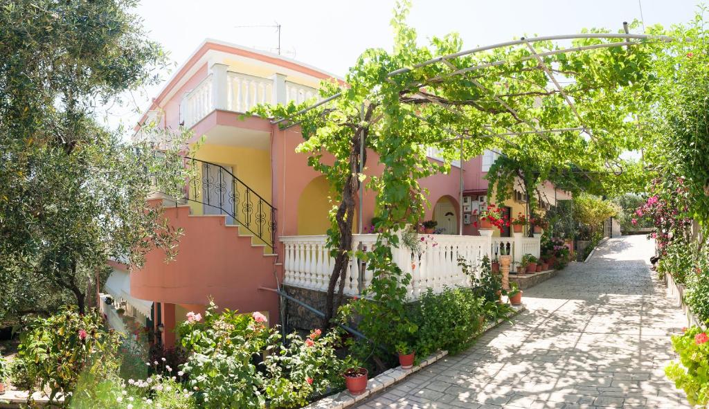 Nikolaou Thomas House photo