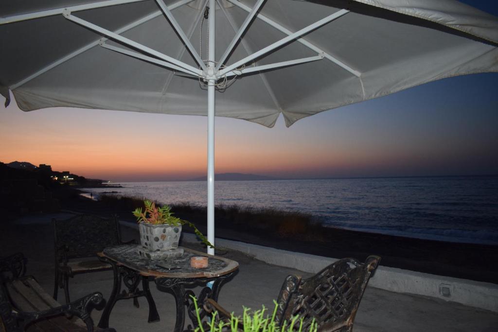 Tzannis Cave House — Hotel in Santorini
