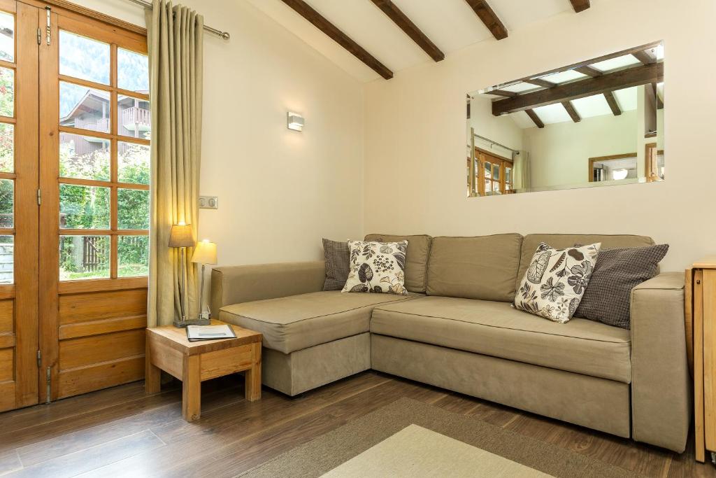 Mazot Loppe - A Cosy Central Chamonix Hideaway - 3