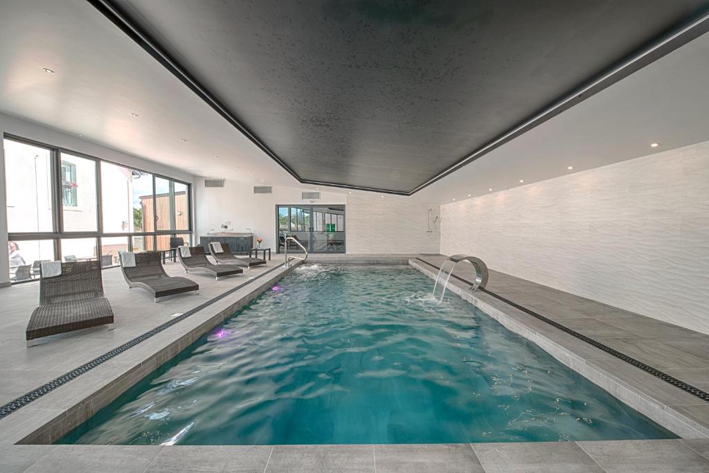 スイミングプール