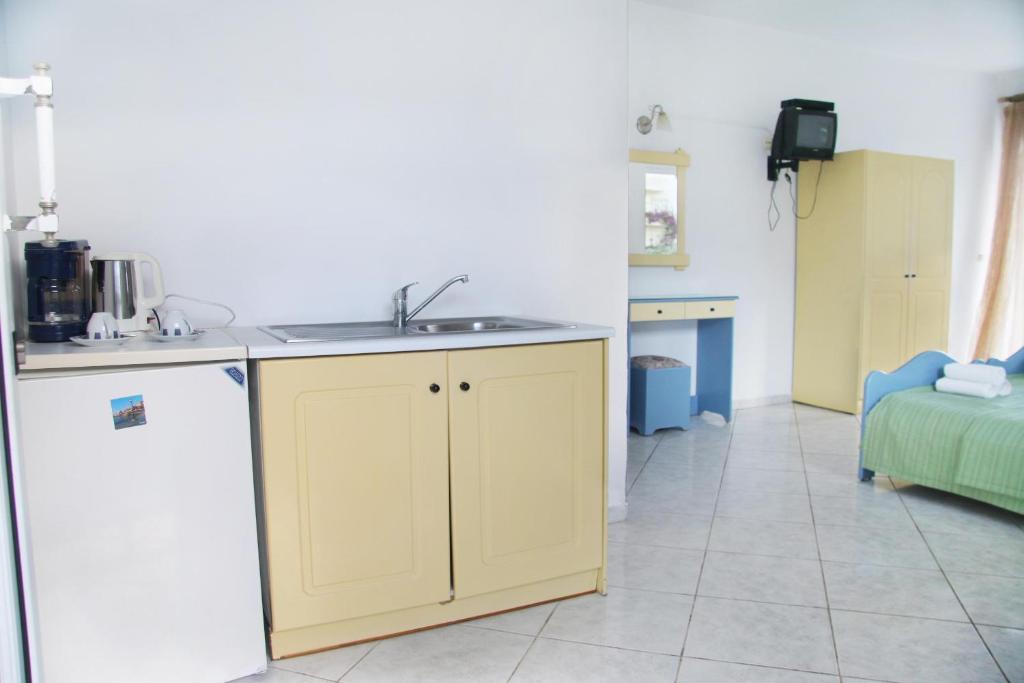 Kitchen, Kleanthis Apartments in Crete Island