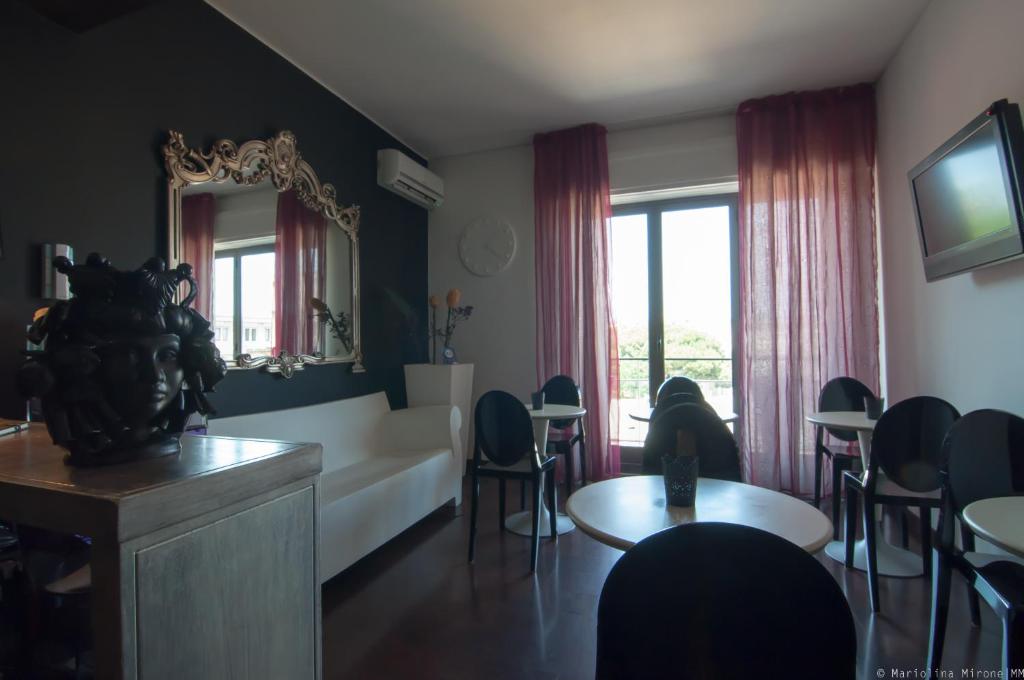 Shared lounge/TV area, Eh13 Luxury Accommodation in Catania