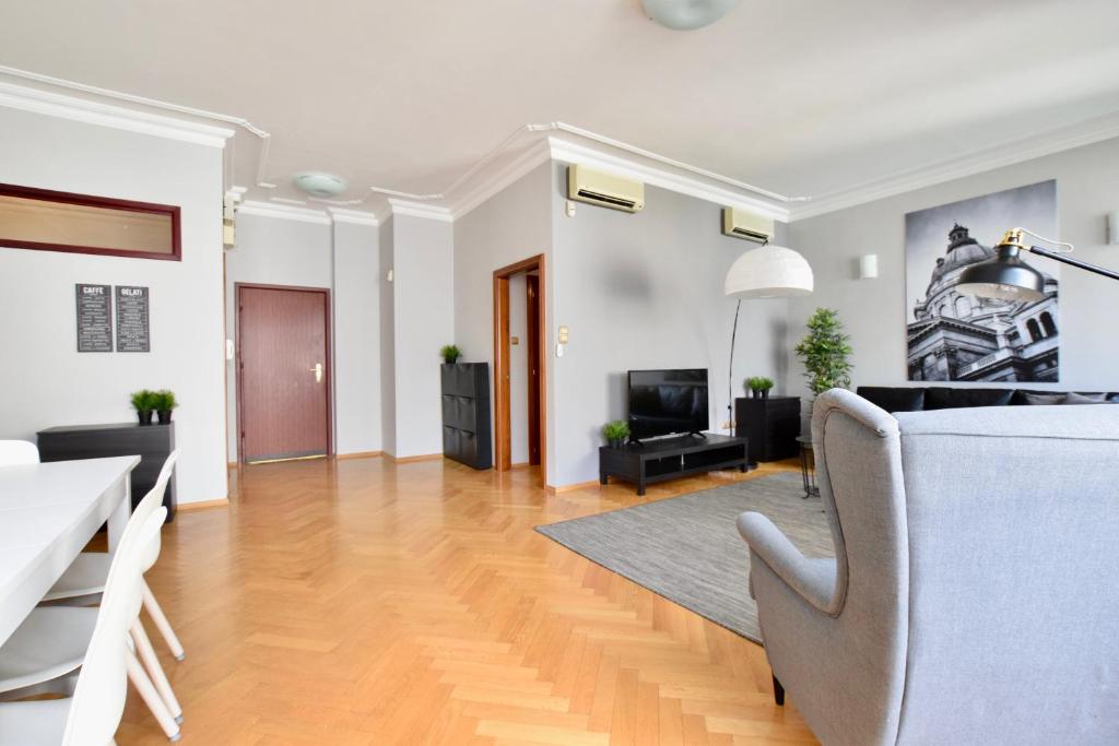 Luxury Apartment by Hi5 - Lovag Suites photo