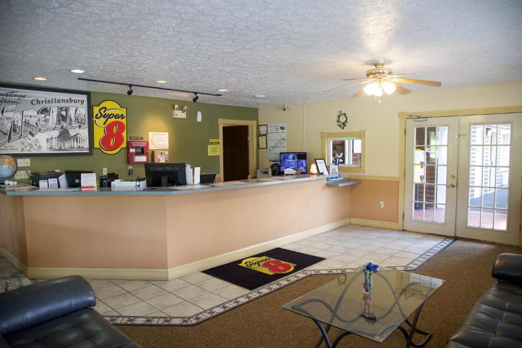 Super 8 By Wyndham Christiansburg photo