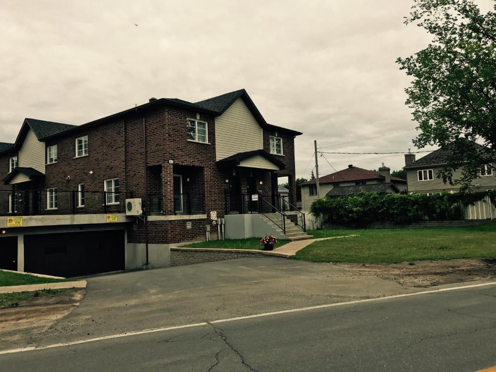 Luxury Two Story Villa Unit C, Laval