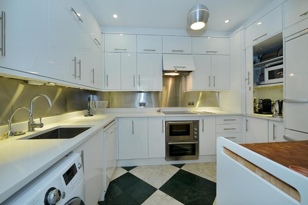 Ennismore Mews photo