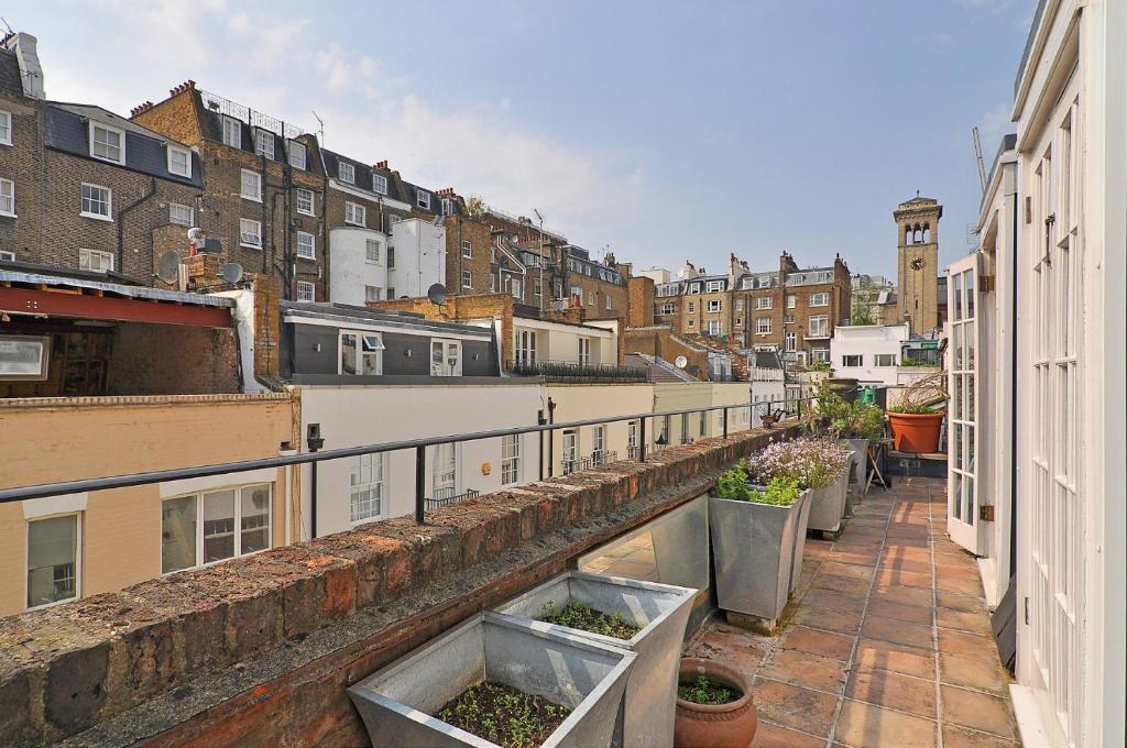 Ennismore Mews photo